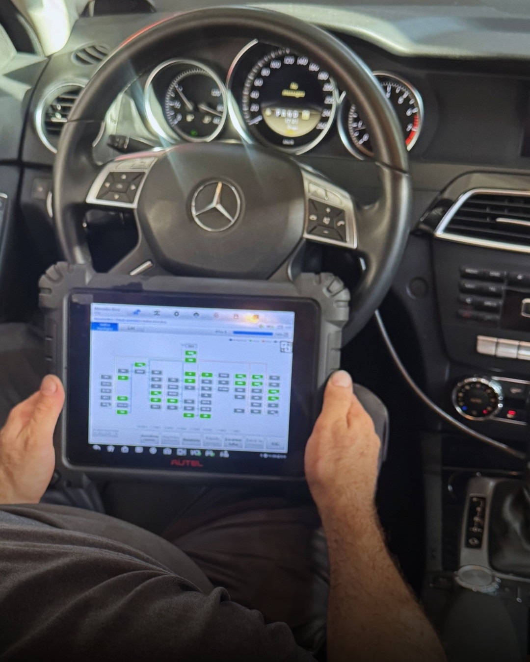 Diagnóstico eletrônico com scanner Autel em Mercedes-Benz